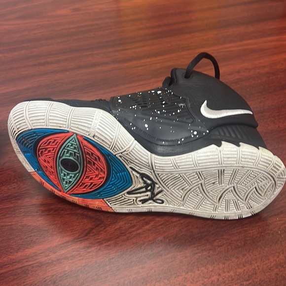 Kyrie 6 Size 3Y - Picture 6 of 8